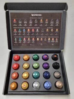 Koffie Proeverij Pakket Met 20 Stuks Verschillende Smaken En Mystery Card 'Enjoy The Sweet Moment' Met Persoonlijke (video) Boodschap | Verjaardag | Sinterklaas | Kerstpakket | Vaderdag | Moederdag | Jubileum | Valentijnsdag -Bekend Koffie Winkel 899x1200 1